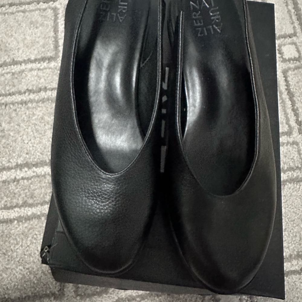 Naturalizer Women's Black Leather Mules with one call out. - Picture 6 of 8
